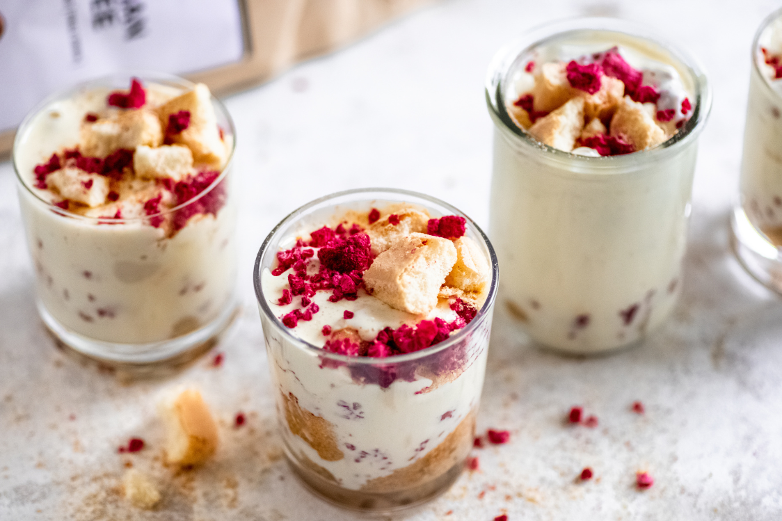 Kremasti tiramisu s malinama u čaši Tiramisu s malinama u čaši