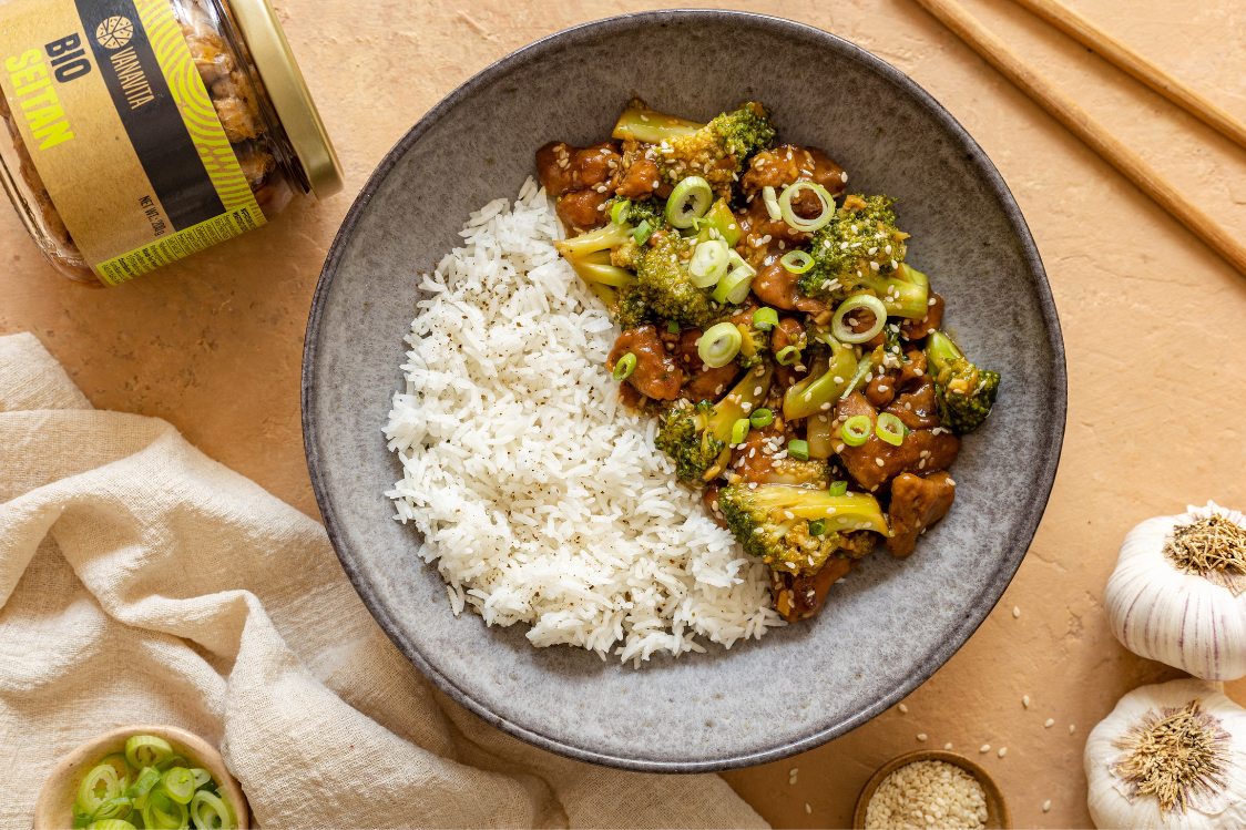 Rezanci sa seitanom, brokulom i azijskim umakom