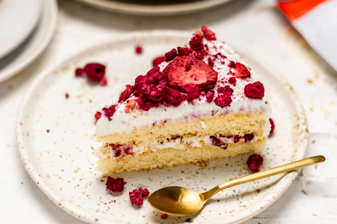 Biskvit s kremom od svježeg sira i jagodama BISKVIT S KREMOM OD SVJEŽEG SIRA I JAGODAMA