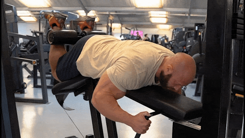 Kako izvesti nožnu fleksiju u ležećem položaju na spravi?