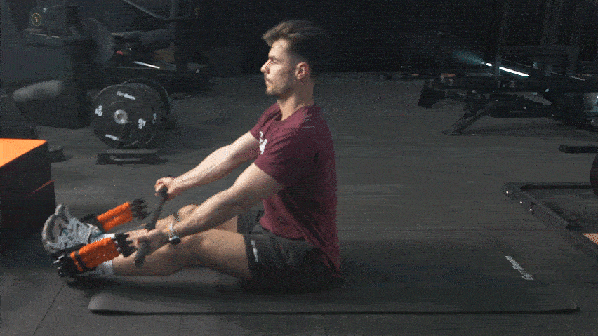 Veslanje sjedeći pomoću elastične trake i šipke