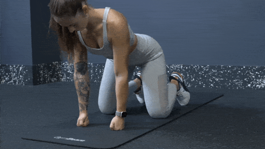 Ekstenzija za zapešće sa stražnje strane šake na prostirci za vježbanje