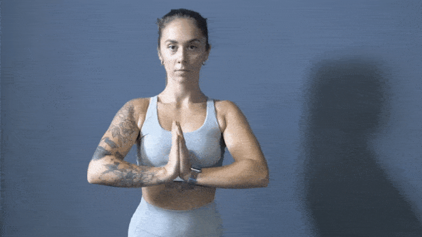 Stojeće istezanje u pozi ruku za molitvu