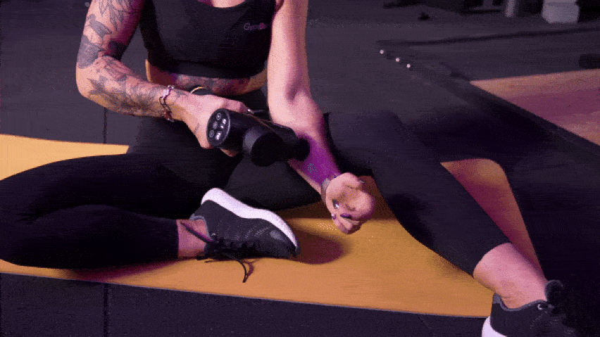 Upotreba masažnog pištolja za masažu podlaktica