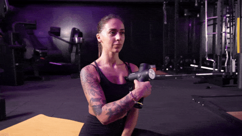 Upotreba masažnog pištolja na prsnim mišićima Upotreba masažnog pištolja na prsnim mišićima