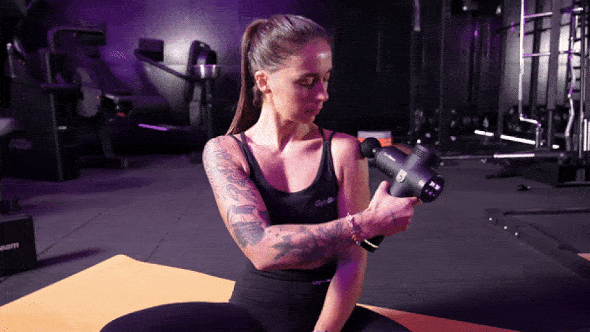 Upotreba masažnog pištolja na ramenima Upotreba masažnog pištolja na ramenima