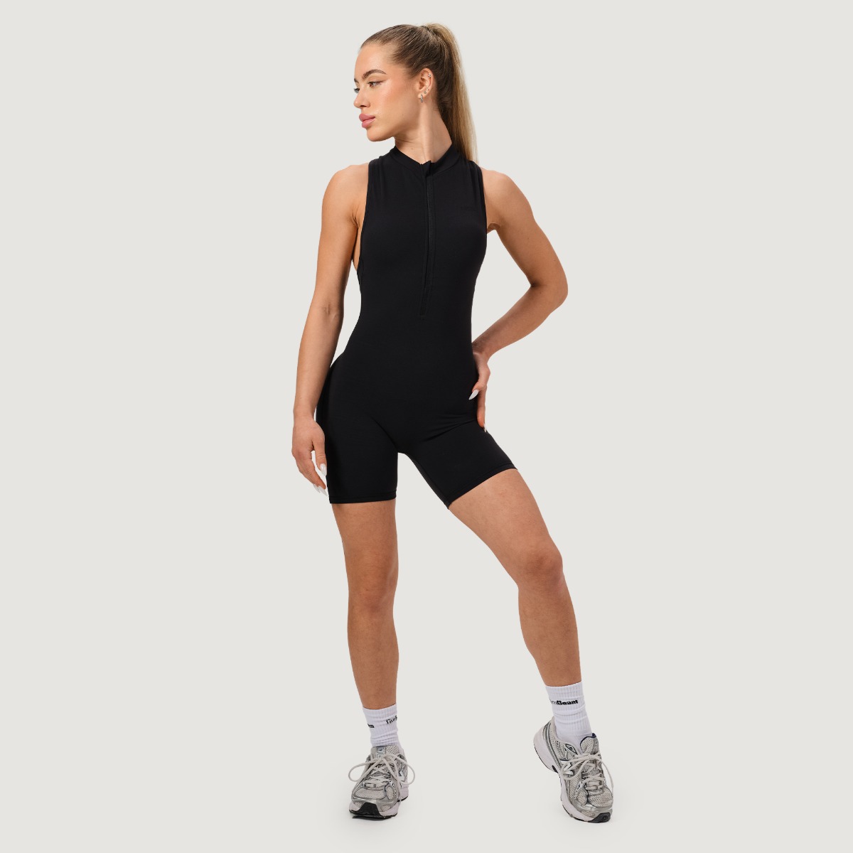 GymBeam Women‘s NEO Zip-Up Jumpsuit Black - Veličina: XS | Boja: Crna | Težina: 0,16 g | Pakiranje: 65 · záber 8